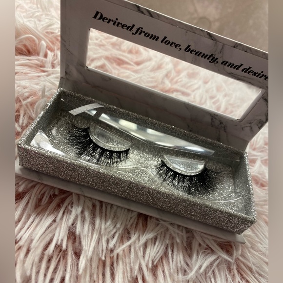 Lashes - Picture 2 of 4